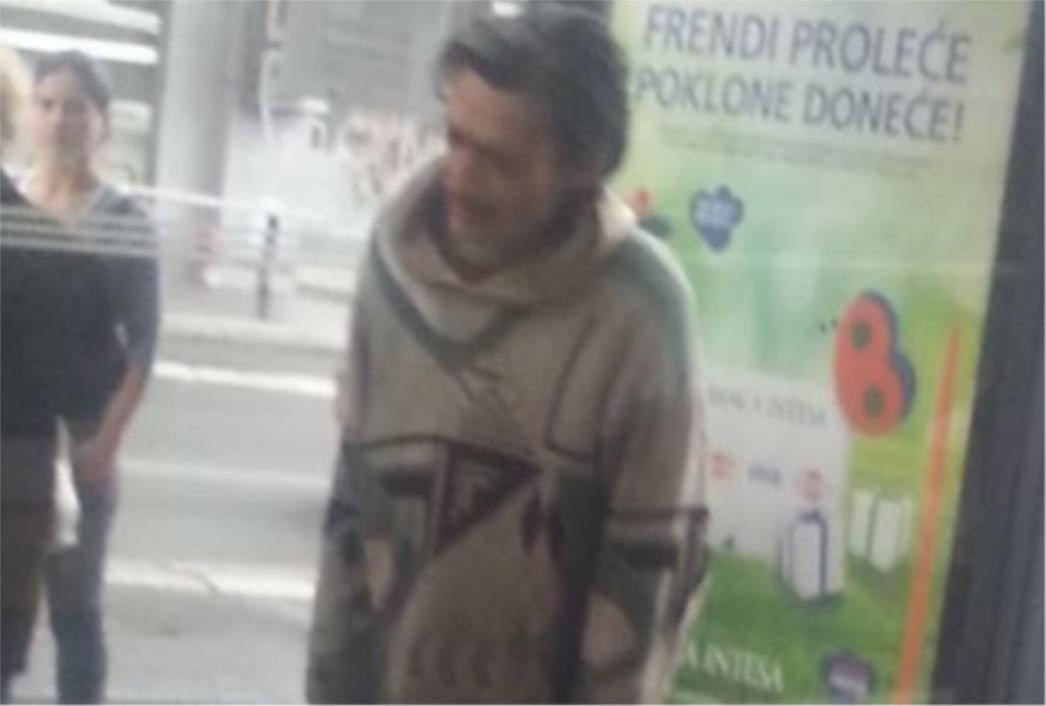 Kad ovaj čovjek uđe u tramvaj, putnici panično bježe!