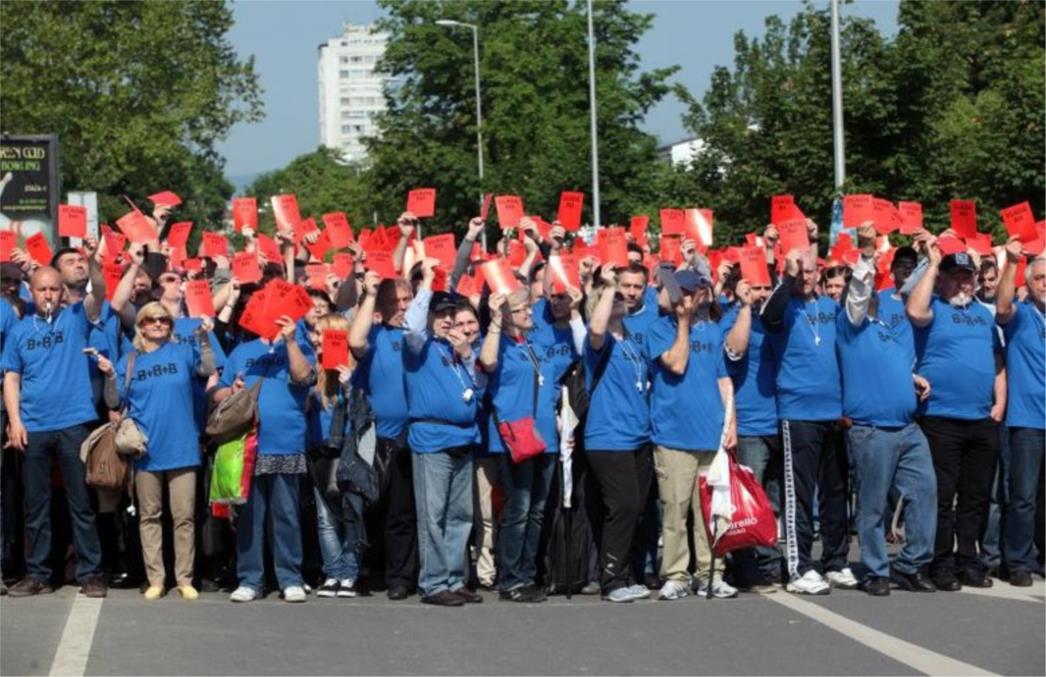 CRVENI KARTON NENARODNOJ VLASTI: Narod ste prevarili, narod će vam i suditi
