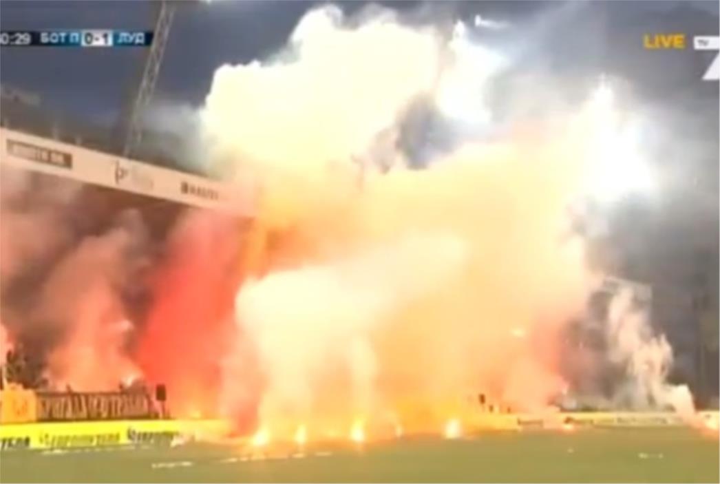 VIDEO: Stravične scene na stadionu! Gorjelo 'pola' terena