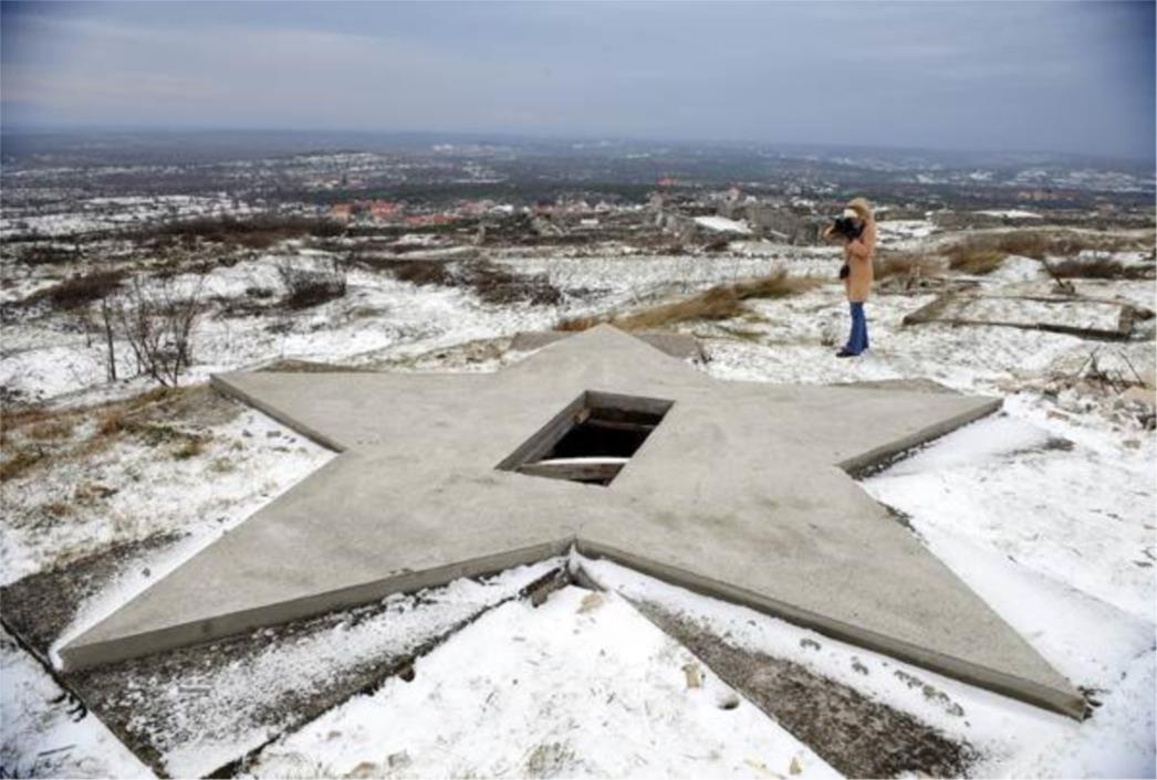  Devastirali spomenik nulte kategorije betonskom petokrakom od 7 metara