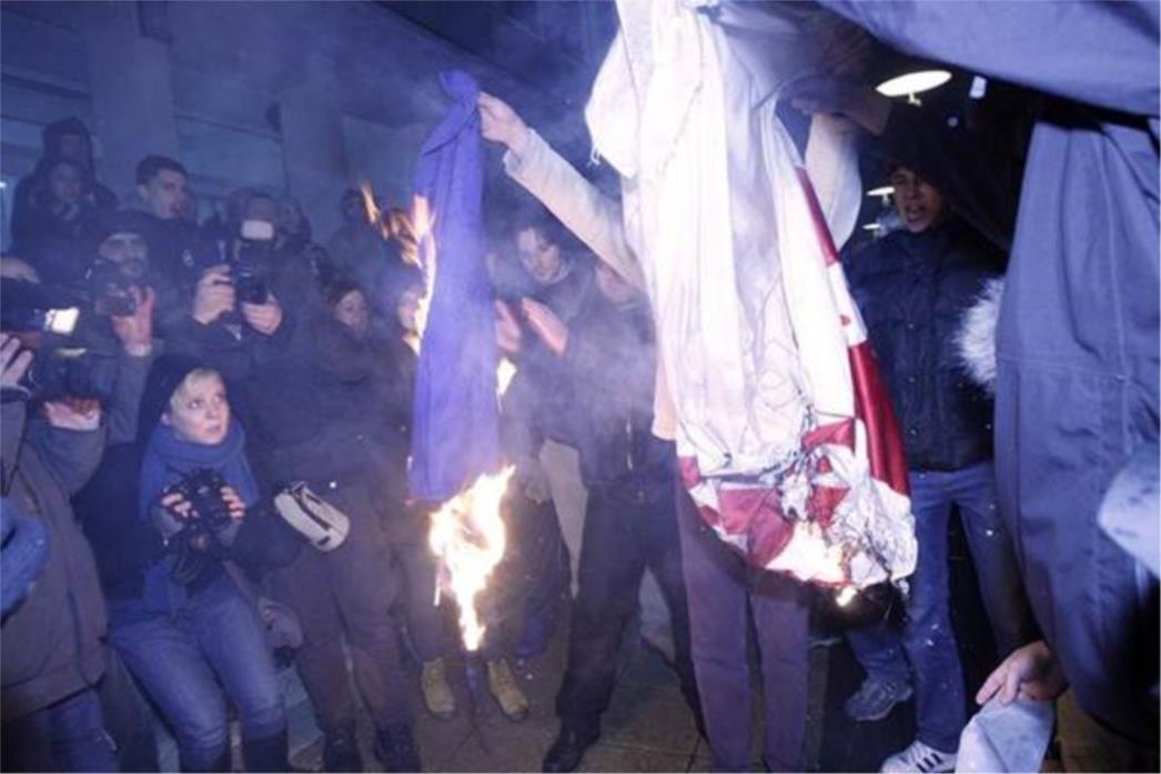Za paljenje zastave EU-a tri godine zatvora
