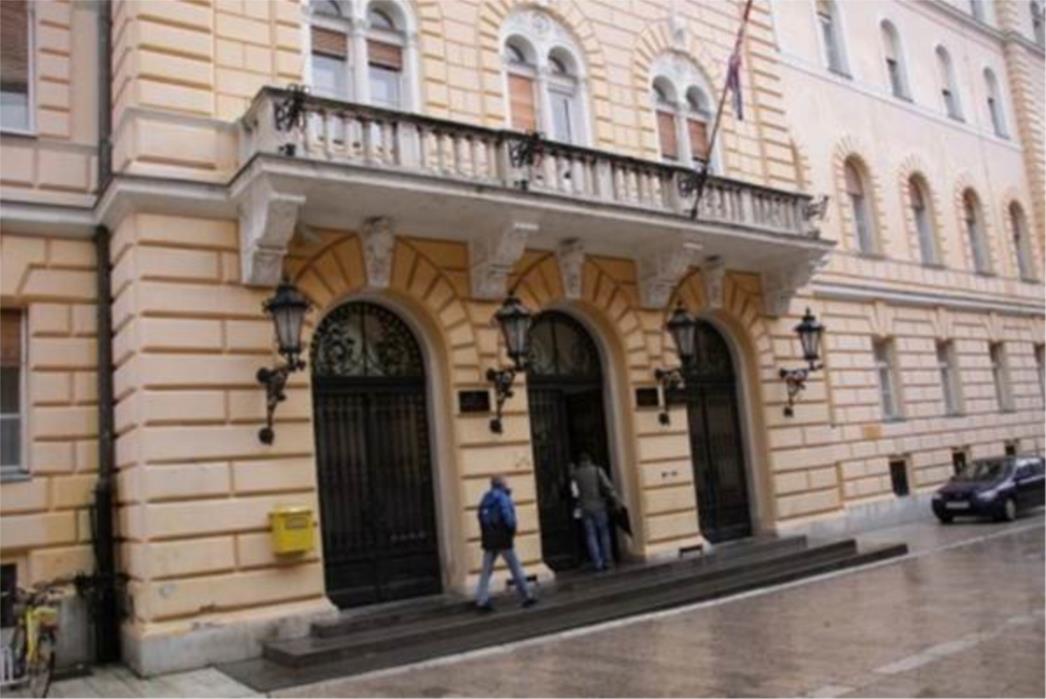  Na sudu branila muža pa dobila stolicom u glavu