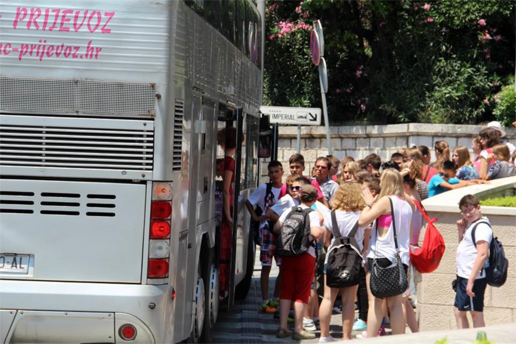 AUTOBUSERI SE VODE ONOM 'ISKRCAJ PA SE RUGAJ': Bolje ugroziti djecu, nego platiti 100 eura! (FOTO)