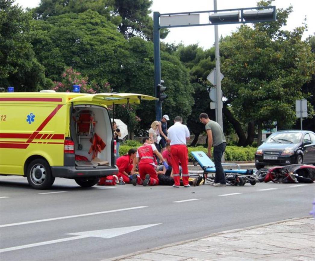 JOŠ JEDAN SUDAR U CENTRU DUBROVNIKA:  Kod Doma zdravlja nastradao motociklist (FOTO)