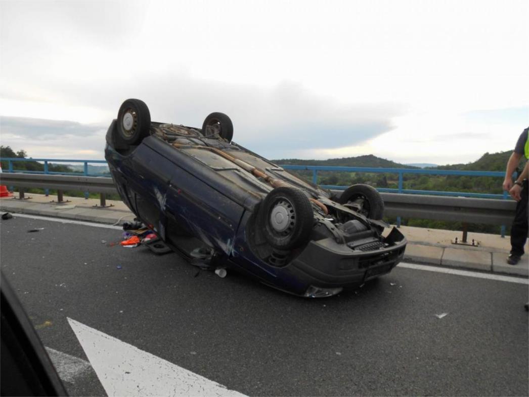 PROMETNA NESREĆA U DUBROVNIKU: Muškarac ozlijeđen, auto završilo na krovu!