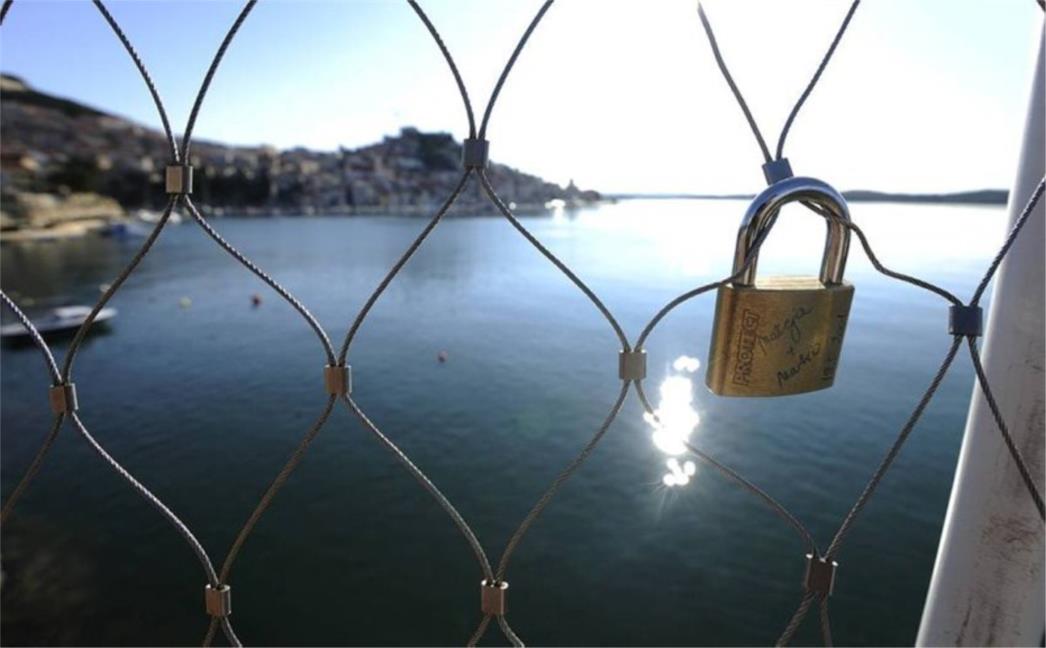 Stijene za siromašne Hrvate i plaže za bogate strance