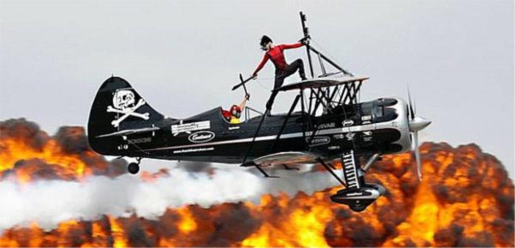 Bračni par kaskaderi tijekom točke avionom srušili se i - preživjeli