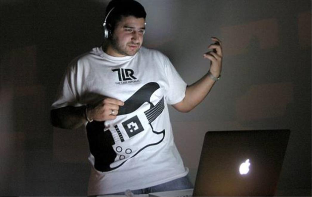  Izumili majicu s ugrađenom gitarom