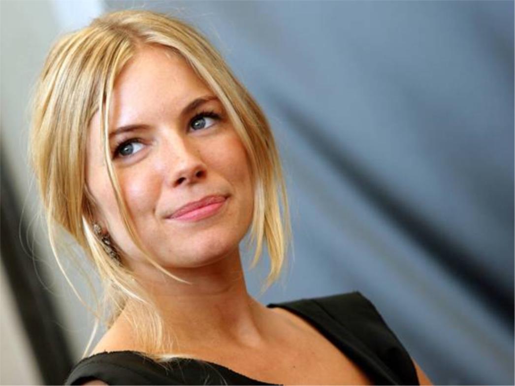 Sienna Miller pokazala novog dečka hraneći ga u restoranu