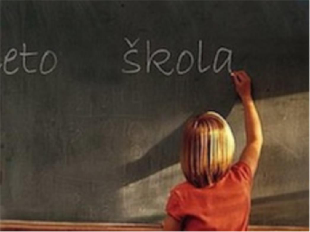  Učenici nastavnika gađali stolicama