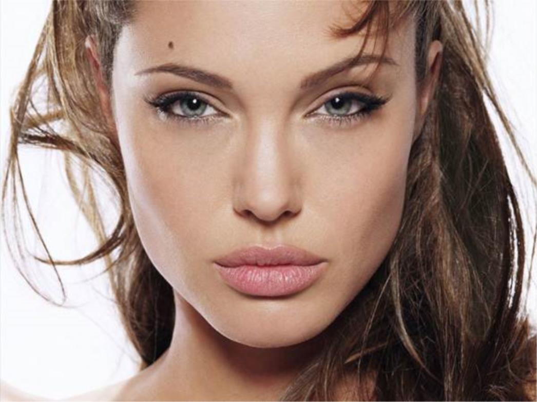Spidermanu, Hulku i Batmanu pridružit će se i Angelina Jolie