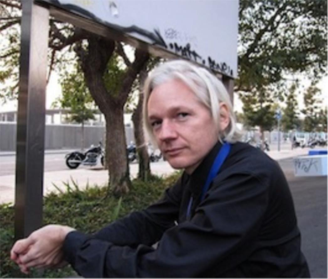  Assange glavni plesač na podiju techno kluba