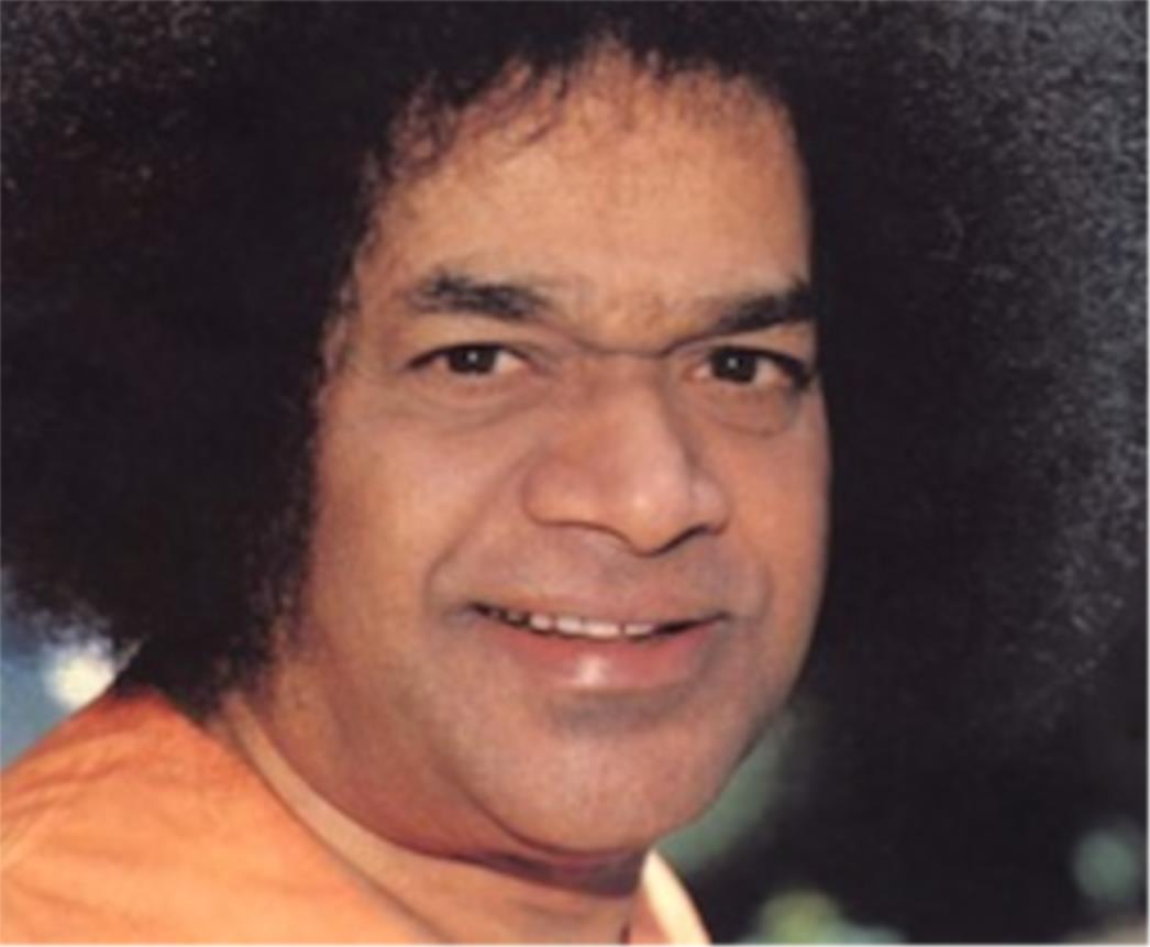 Hinduistički sveti čovjek Sai Baba na aparatima za disanje