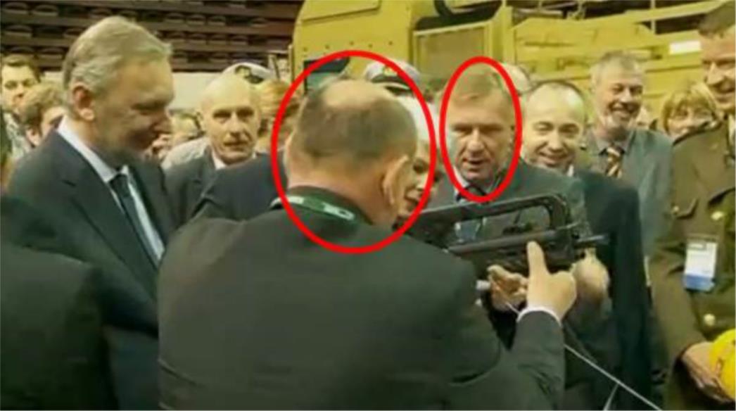  Pa što ako sam držala pušku, nije mi neugodno