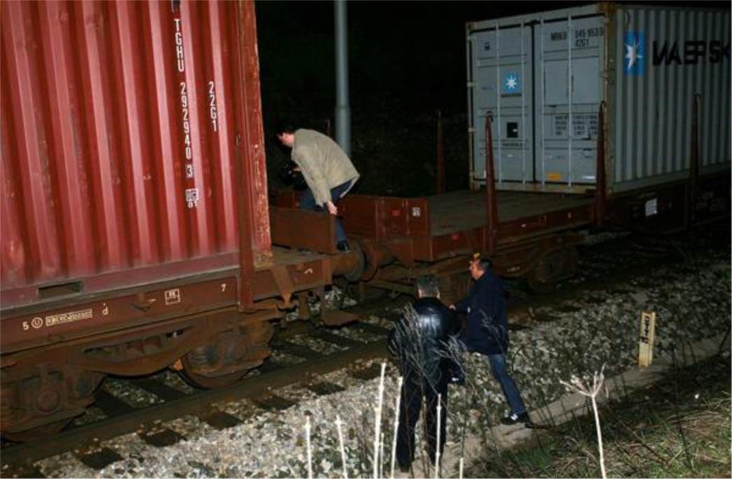 Teretni vlak iskočio iz tračnica i udario u tunel, strojovođa poginuo