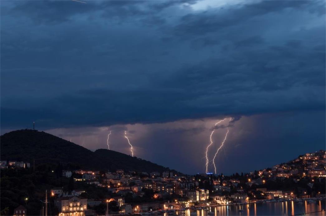 ČITATELJ SNIMIO IZ GRUŽA: Munje parale nebo nad Lapadom /FOTO/