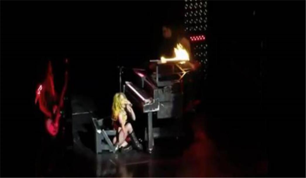 VIDEO Lady Gaga se okliznula na klavir i završila na podu