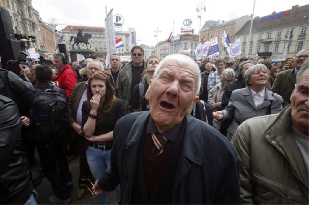 Tisuće na Trgu u nevjerici zbog presude, zadarski branitelj rezao lice staklom
