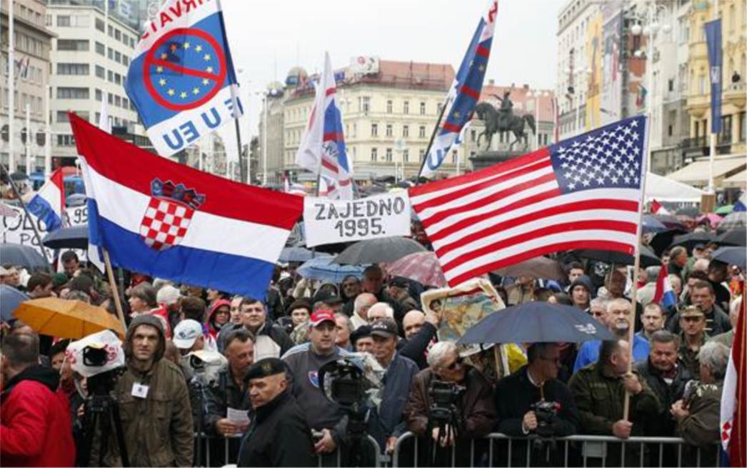 VLADA MORA PREKINUTI PREGOVORE! Prosvjednici poderali zastavu EU-a