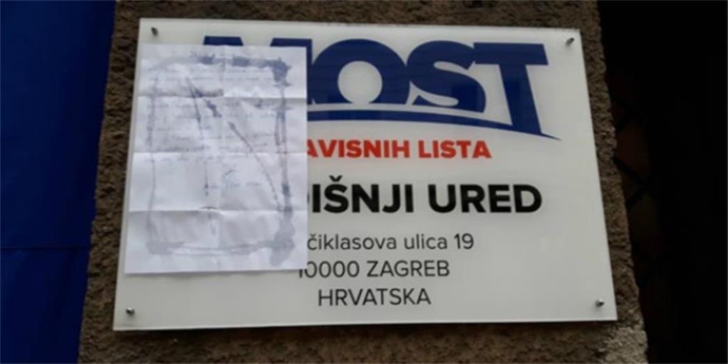 LJUTI BIRAČI: Ovo je brutalna poruka  Podolnjaku i Petrovu na ulazu u prostorije MOST-a!