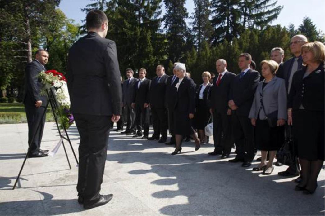Položeni vijenci na Mirogoju i u Velikom Trgovišću, Rojs poljubio Kosor