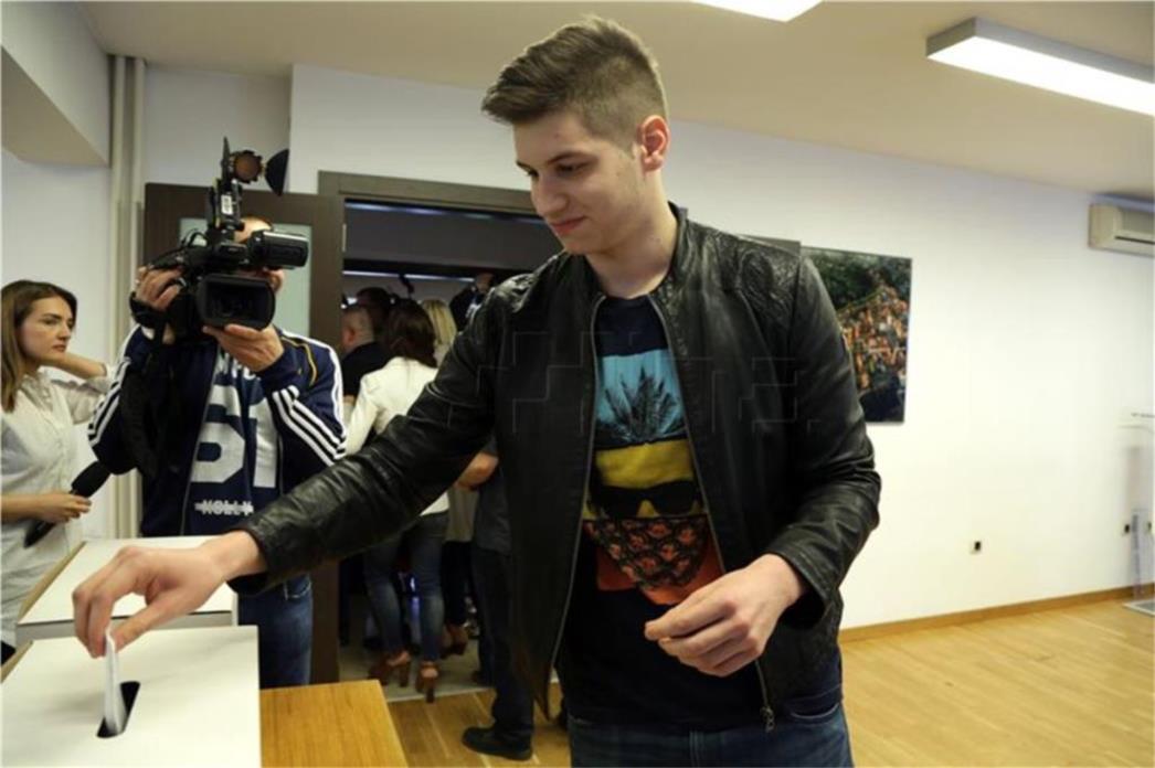 ZVIJEZDA  IZBORA U HDZ-U I TATIN NASLJEDNIK: Svi su gledali u Karamarkovog zgodnog sina (FOTO)