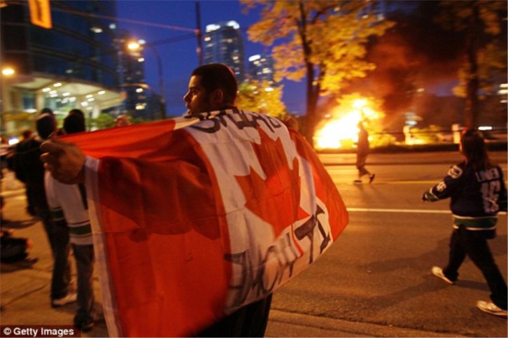 Kaos u Kanadi: Navijači nakon hokejaške utakmice demolirali  Vancouver