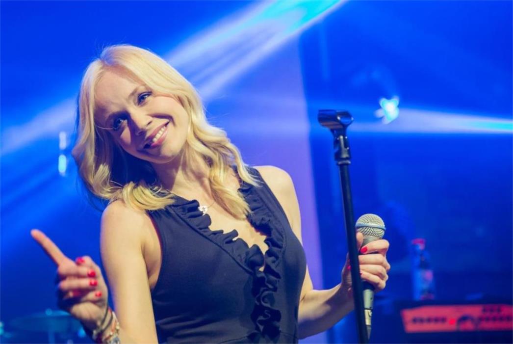 FANOVI OČARANI Jelena Rozga pokazala dekolte, oborio ih je s nogu