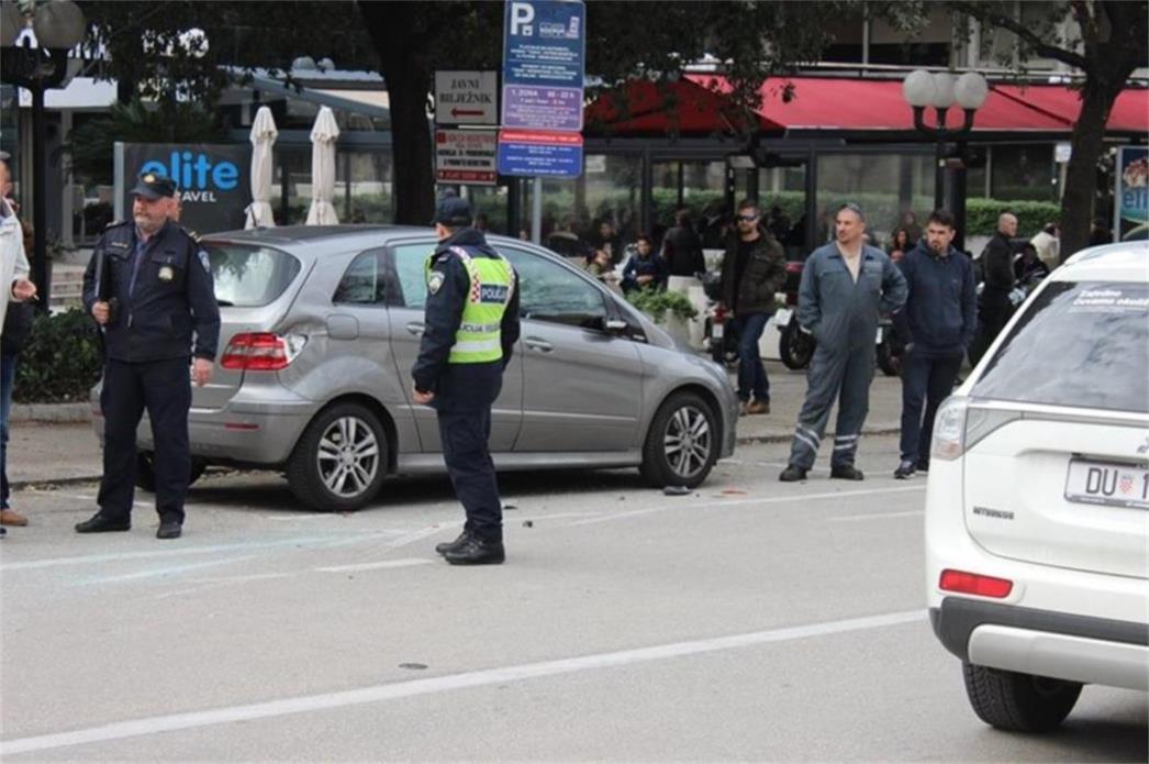 PROMETNA NESREĆA Ispred zgrade bivšeg DTS-a vozilo se prevrnulo na bočnu stranu (FOTO)