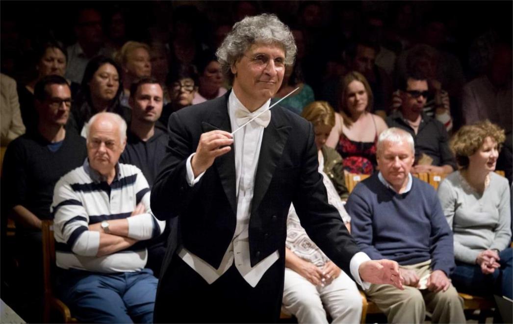 Talijanski dirigent Aldo Sisillo i saksofonist Antonio Garcia Jorge nastupaju s DSO-om