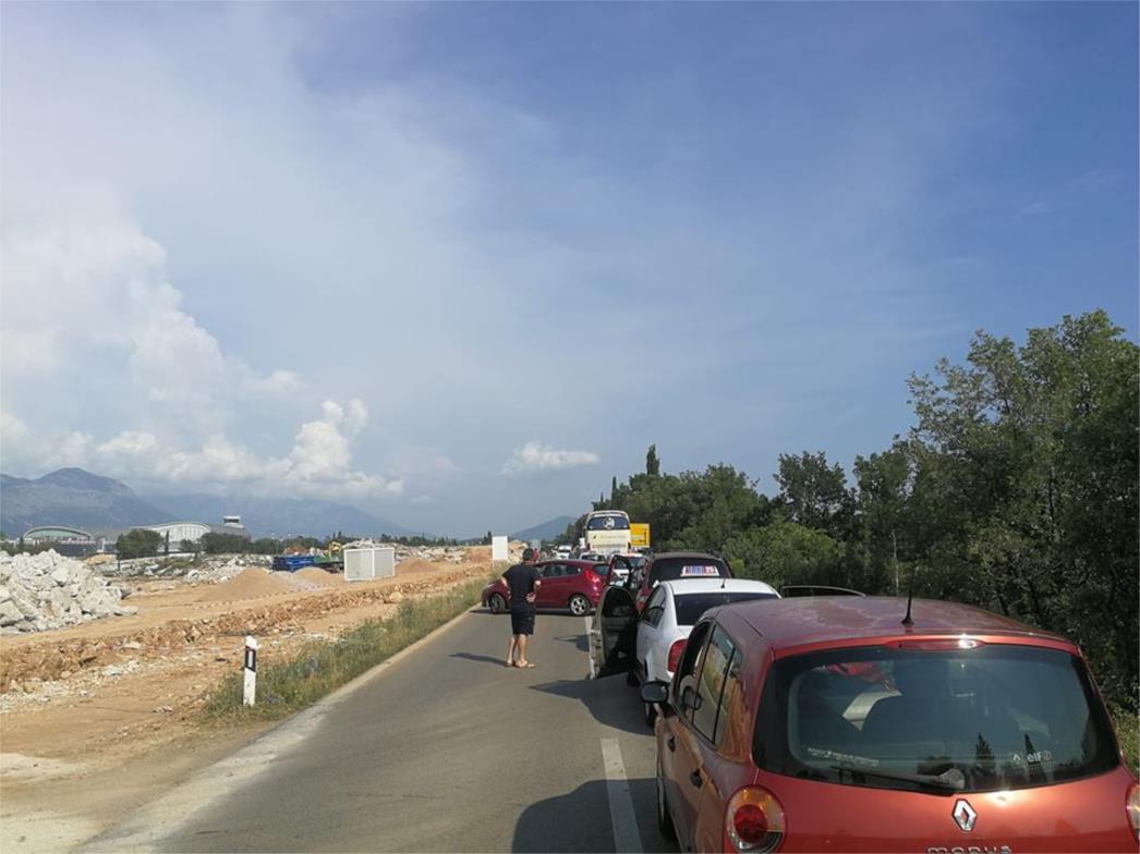 OZLIJEĐEN MOTOCIKLIST Sudarila se tri vozila i motocikl na cesti prema aerodromu