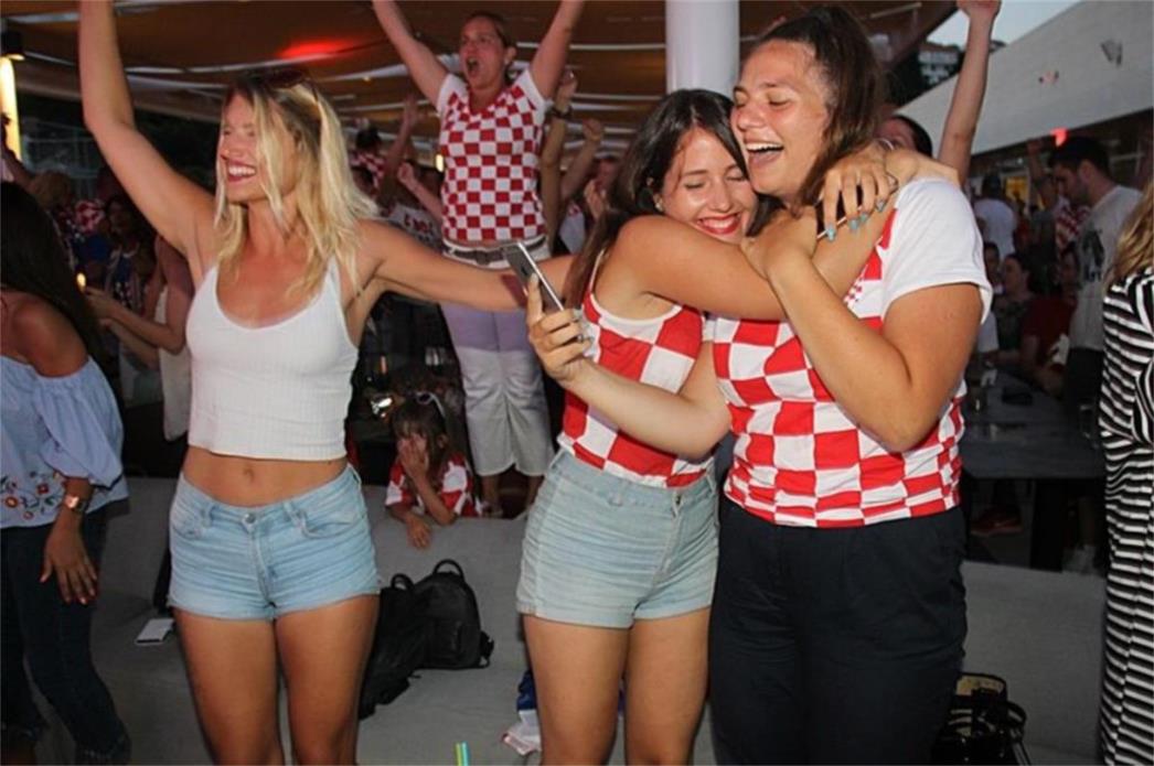 UVALA LAPAD U EUFORIJI! Pogodak Hrvatske proslavljen bakljom 