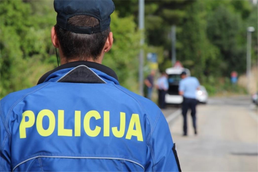 INCIDENT U VRBICI Policija hvatala taksi vozilo zbog droge, oni se zabili u policiju