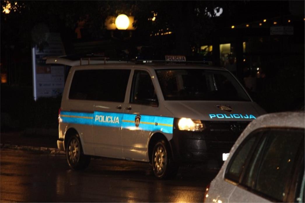 DETALJI DRAME U OPUZENU Počeo je prijetiti obitelji, mahao kosjerićem i zvao svećenika