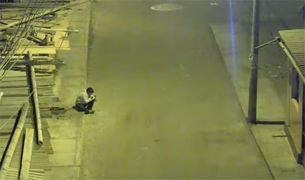 PRIČA KOJA JE RASPLAKALA SVIJET Dječak je svaku večer provodio ispod lampe na ulici, već je i policiji bio sumnjiv, a onda se saznala bolna istina...