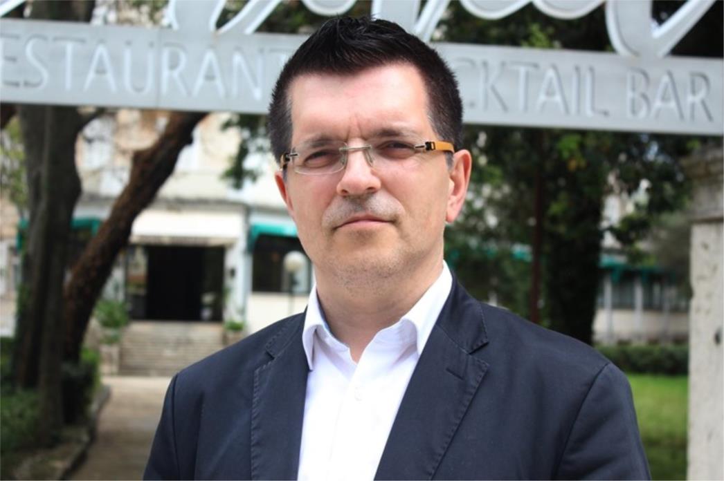 NAKON ODLASKA SUPRUGE, BUNJAC EMOTIVNO Malo je reći da sam u šoku, nakon što mi je žena rekla svoju odluku noćima nisam spavao