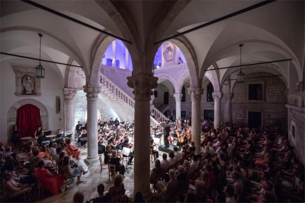 LJETNE IGRE DSO s Ivom Lipanovićem i violinisticom Katarinom Kutnar u ponedjeljak u Dvoru