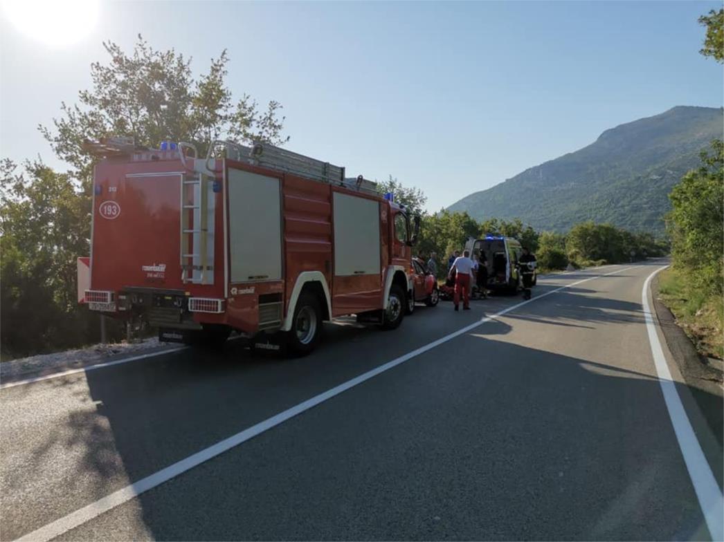 NESREĆA U BRSEČINAMA Auto s četiri osobe završio u provaliji, jedna osoba prevezena u bolnicu (FOTO)