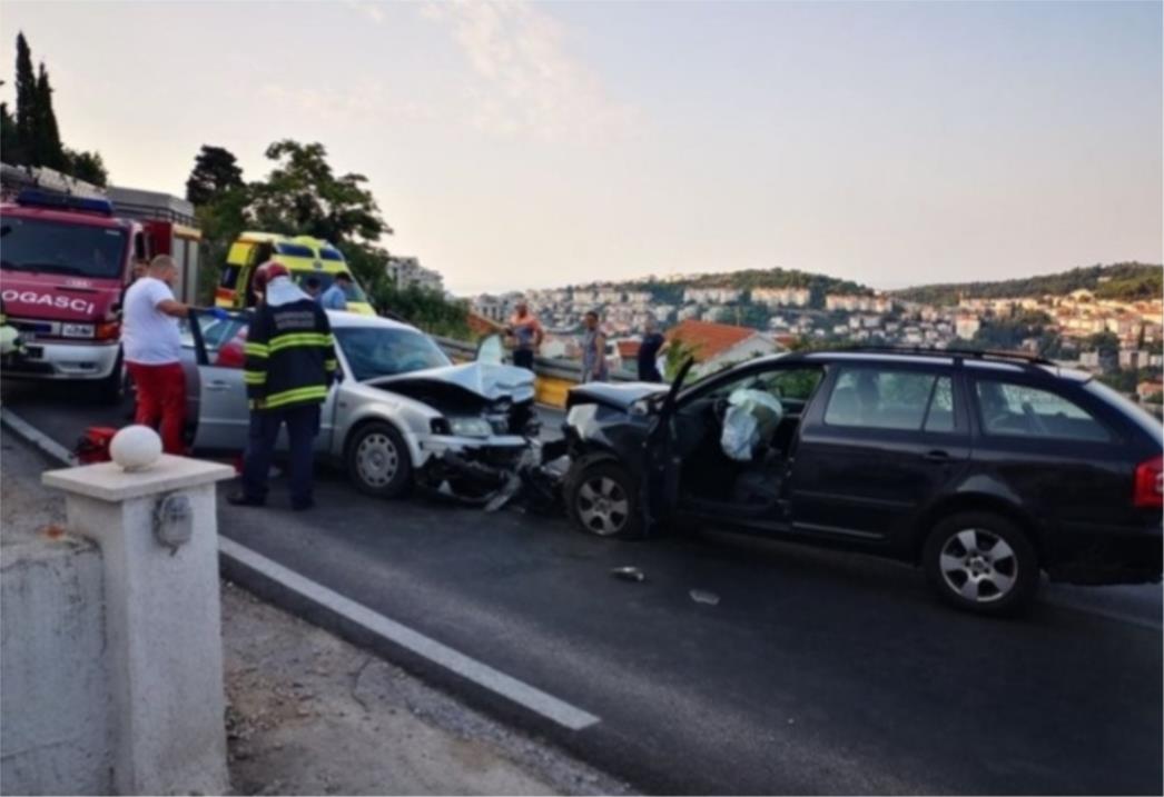 DETALJI NESREĆE NA NUNCIJATI Vozač zaspao i prešao u suprotnu traku; jedna osoba teže ozlijeđena, četiri lakše