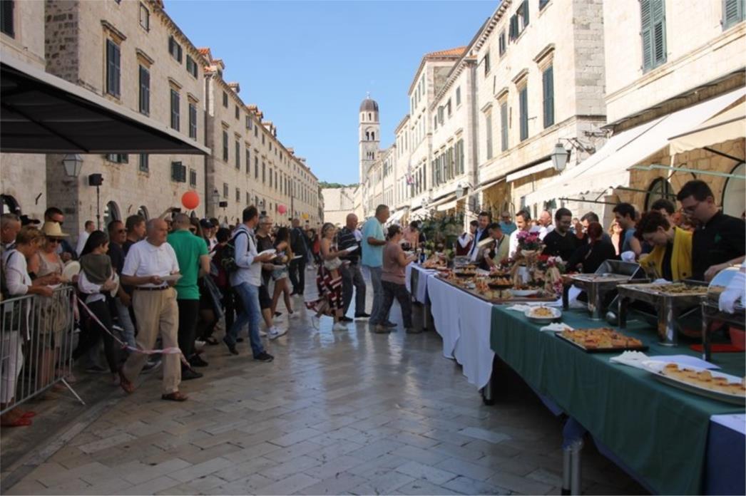 STAMPEDO NA DUBROVAČKOJ TRPEZI Hrana se na brzinu razgrabila, mnoštvo uživalo u delicijama
