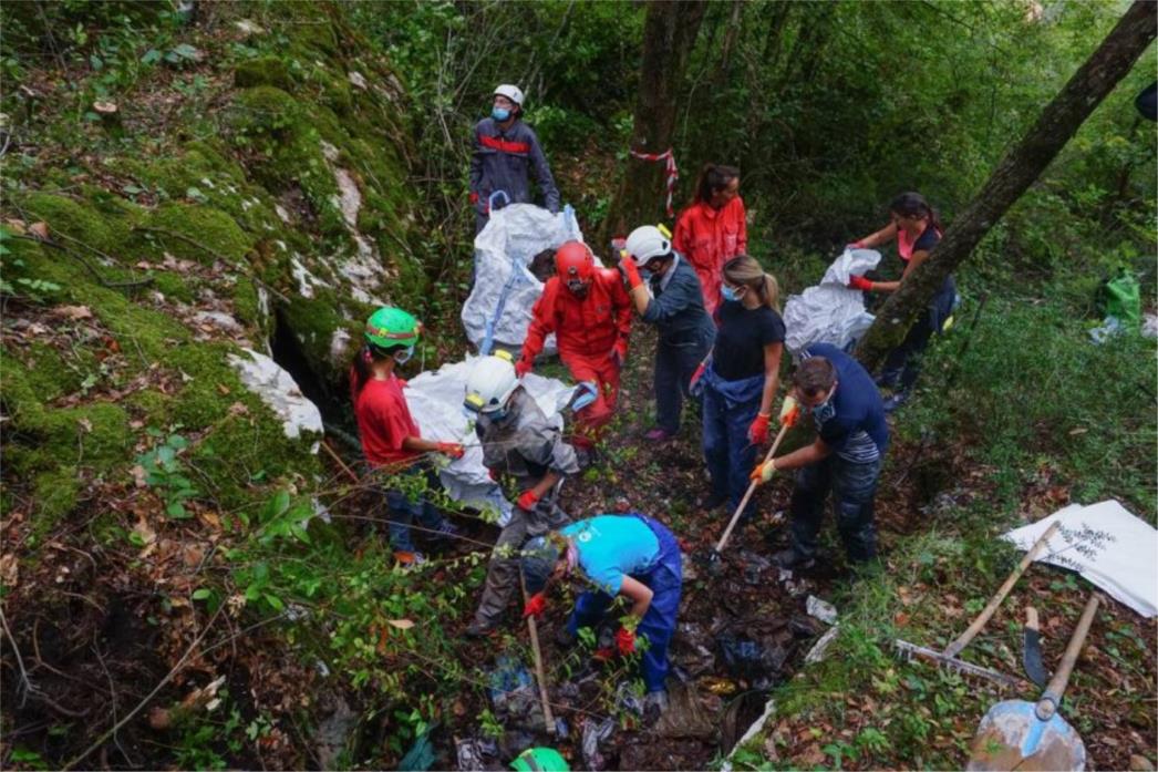 Planinari i speleolozi uz podršku Općine Konavle u akciji čišćenja Gizmotove špilje