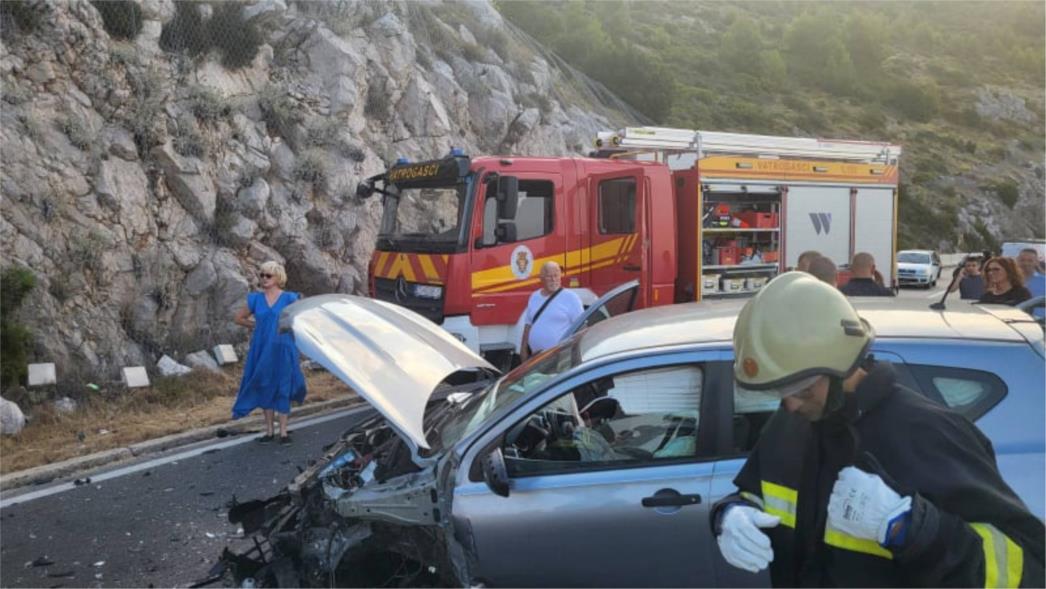 Sudarila se dva vozila kod skretanja za Bosanku, dvije osobe ozlijeđene