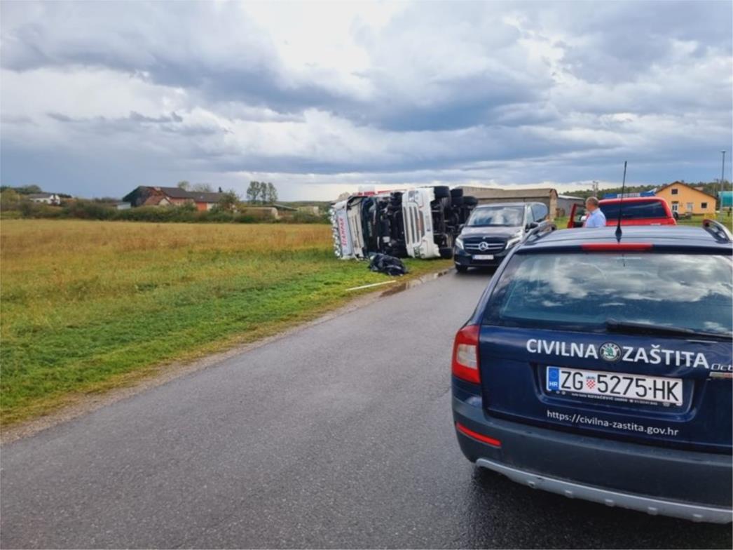 APOKALIPSA U ČAZMI Nevrijeme čupalo stabla, nosilo krovove, prevrtalo kamione (FOTO)