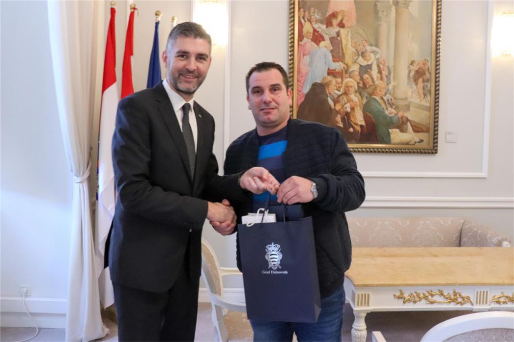 Najbolji djelatnik godine Denis Raos na prijemu kod gradonačelnika Frankovića