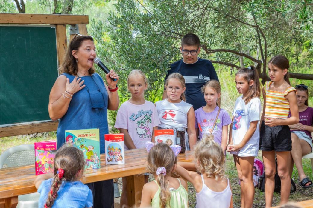 Posljednje 'Knjige pod stablima' prošle su u društvu najčitanije književnice za djecu i mlade Sanje Polak