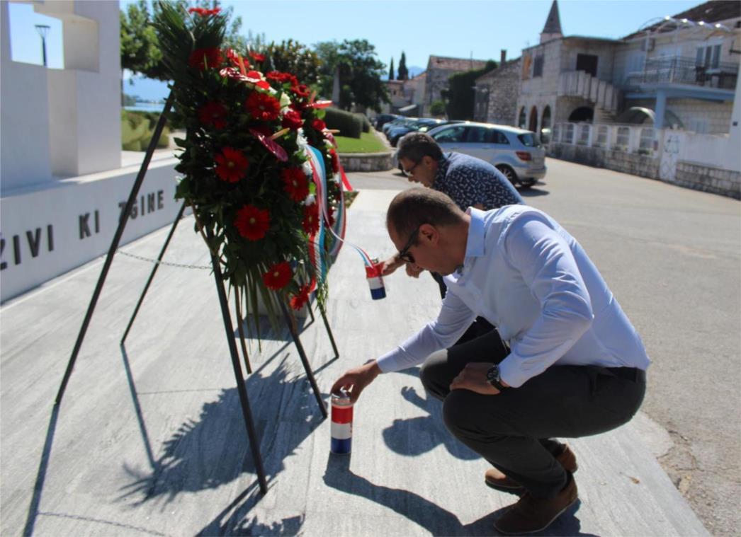 Gradonačelnik položio vijence i zapalio svijeće uoči Dana grada