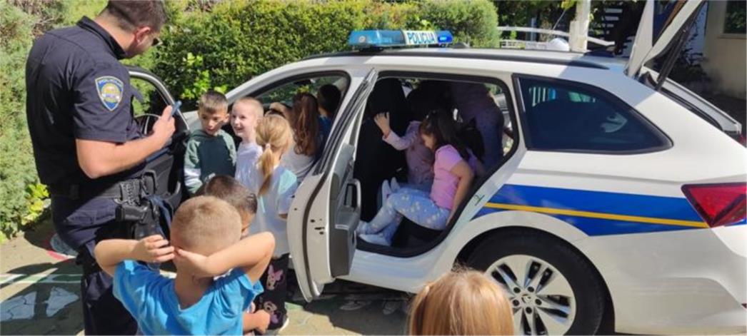 Djeca iz Dječjeg vrtića Leut čestitala Dan policije