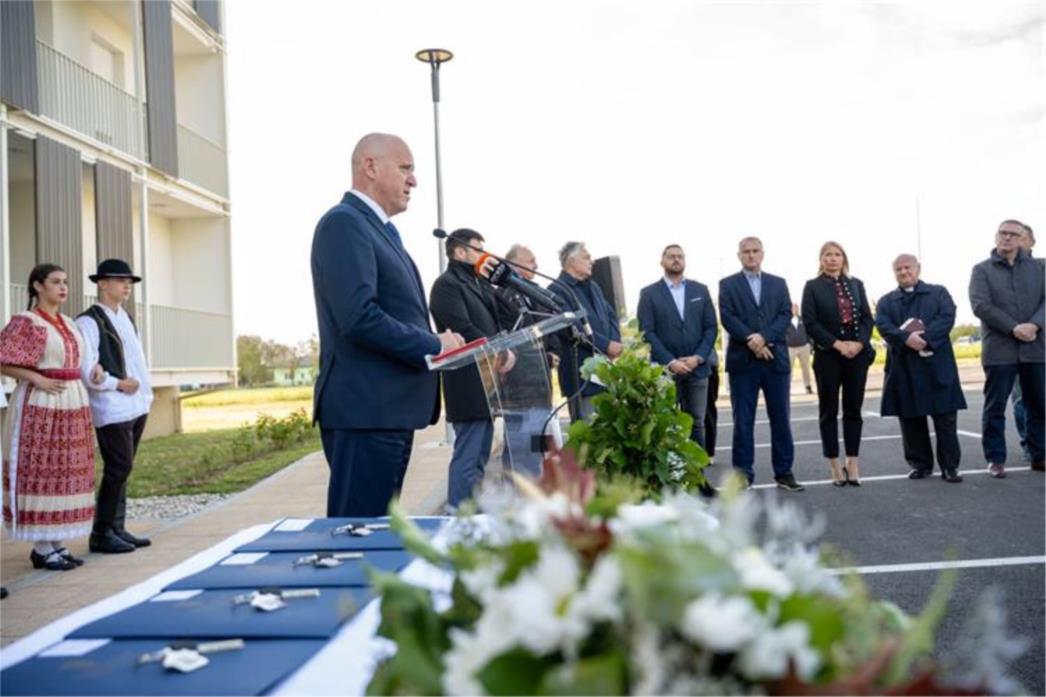 Bačić uručio ključeve 38 stanova u Kutini i Sisku