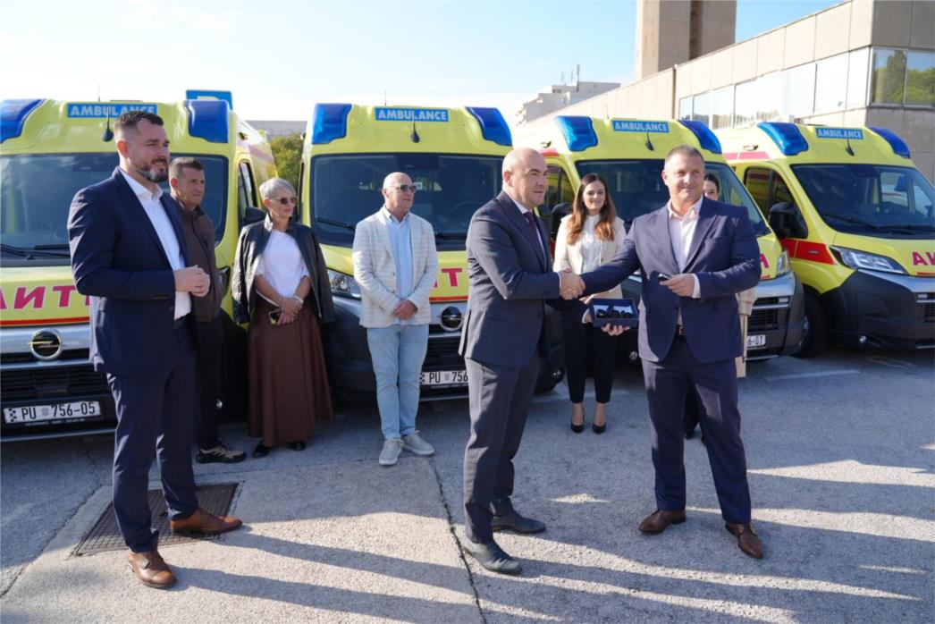 Župan uručio ključeve osam novih vozila hitne medicine
