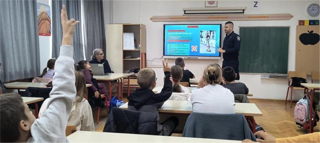Policija educira učenike o sigurnom ponašanju u prometu
